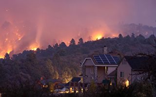 组图：火灾迫使美加州城镇开始疏散