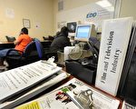 美国的失业问题不断恶化。图为在洛杉矶就业中心找工作的人们。(ROBYN BECK/AFP/Getty Images)