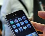 手机每次拨打时都会产生辐射。图为iPhone手机。(GABRIEL BOUYS/AFP/Getty Images)