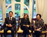 中华民国(台湾)驻巴拉圭大使黄联昇夫妇7日晚（当地时间）在官邸款宴巴国第一夫人梅榭德丝．鲁戈（中）之前，双方在客厅愉快地交谈。（照片由驻巴拉圭大使馆提供 / 中央社）
