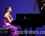 10月11日纽约第二届新唐人“全世界华人钢琴大赛”决赛现场，在演奏中的台湾选手宋沛樟。（摄影：爱德华/大纪元）