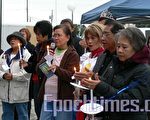 菲律宾侨民手持蜡烛跟随牧师祷告（摄影：李意清/大纪元）