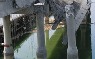 圖文：伊拉克西部一橋樑遭自殺式炸彈襲擊