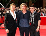 (左起)男星Charlie Bewley、Jamie Campbell Bower 、Cameron Bright 三位帅哥一同出席首映。(图/Getty Images)