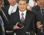 2009年10月26日，挪用研究經費的南韓幹細胞科學家黃禹錫（中），遭法院判處有期徒刑2年，緩刑3年。（PARK JI-HWAN/Getty Images）