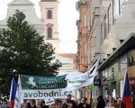 图为反对者在捷克共和国最高法庭外抗议(GettyImage)