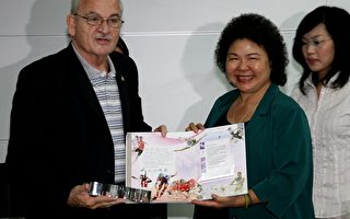 高雄市长陈菊（右）颁发感谢状给世界运动会总会（IWGA）主席朗佛契。（图片ＫＯＣ提供）