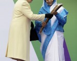 英國女王伊莉莎白二世與印度總統巴蒂爾女士在倫敦的白金漢宮，為2010年於印度首都新德里舉行的大英國協運動會（Commonwealth Games）舉行傳統的接力儀式。( Matt Dunham - WPAPool/Getty Images)