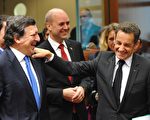 欧盟执委会主席巴洛索（左）表示，已经清除《里斯本条约》生效的最后障碍，图右为法国总统萨尔科齐。（AFP）