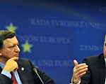 當地時間10月29日晚十點半，歐盟輪值主席國瑞典的首相賴因菲爾德宣佈了峰會首日的初步結果，歐盟《里斯本條約》終將通過。圖為09年10月29日，歐盟委員會主席巴羅佐（左）和瑞典首相賴因費爾特在布魯塞爾歐洲聯盟首腦會議上。( AFP PHOTO / GEORGES GOBET)