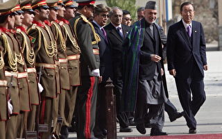 2日阿富汗總統卡爾札伊迎接突然來訪的聯合國秘書長潘基文（法新社）