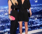 帕丽斯-希尔顿(Paris Hilton)与妹妹妮基-希尔顿（Nicky Hilton)一同出席品牌新品秀。(图/Getty Images)