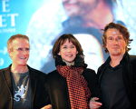 (右起)导演Alain Monne、苏菲·玛索 (Sophie Marceau)和男友克里斯托弗·兰伯特(Christopher Lambert)三人一起出席放映式。 (图/Getty Images)