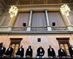 2009年10月27日，捷克15位法官在憲法法庭舉行聽證，評估里斯本條約（JOE KLAMAR/AFP/Getty Images)（JOE KLAMAR/AFP/Getty Images)