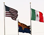 美國國旗、亞利桑那州州旗(中)、墨西哥國旗(Photo by Jeff Topping/Getty Images)
