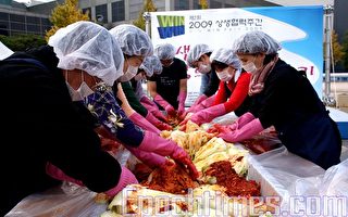 韓國舉辦醃制傳統泡菜獻愛心活動