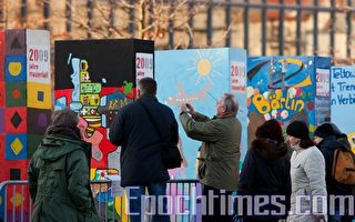组图：纪念倒墙20周年 “多米诺柏林墙”揭幕