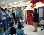 台北縣江翠國中舉辦「蒙古文化週」，學校學生在圖書館細仔聆聽老師解說如何搭建蒙古包(攝影：莊麗存／大紀元)
