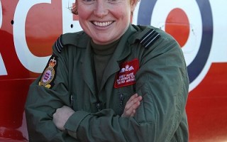 组图：英“红箭”飞行队迎来首位女成员