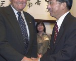 前美国驻“华”大使李洁明（James R. Lilley）周四晚（12日）在华府寓所因摄护线癌去世，享年81岁。图为2003年7月25日在台北总统府，台湾总统陈水扁（右）与李洁明握手。（JEROME FAVRE/AFP/Getty Images)