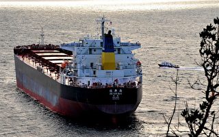 北京350萬美金贖貨船，並 嚴控媒體網絡輿論。圖為08年12月29日中國貨輪「德新海」離開青島港。（STR/AFP/Getty Images)