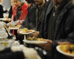 感恩節是美國人發揮善心，向慈善機構慷慨捐贈的季節。圖為2009年11月25日在紐約東哈萊姆的聖玫瑰堂，東哈萊姆關懷聯盟向人們發放感恩節免費晚餐。（STAN HONDA/AFP/Getty Images)