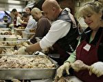 2009年11月25日，舊金山加利福尼亞州，摩托車俱樂部的成員與其他志願者在聖安東尼基金會餐廳幫助準備火雞。 (Photo by Justin Sullivan/Getty Images)