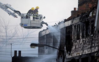 組圖：倫敦南部公寓樓發生大火 300多人疏散