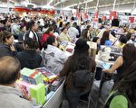 感恩节后的星期五凌晨，“黑色星期五”购物潮席卷全美，图为2015黑色星期五南加州一家Wal-Mart商店内等待付款的人潮。（季媛／大纪元）