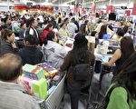 11月27日，感恩节后的星期五凌晨，“黑色星期五”购物潮席卷全美，图为南加州一家Wal-Mart商店内等待付款的人潮。（摄影：季媛/大纪元）