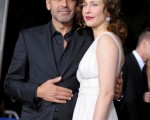 主演乔治·克鲁尼(George Clooney)搂着身穿白裙的女拍档维拉·法米加(Vera Farmiga) 出镜。 (图/Getty Images)