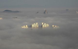 中国遭遇罕见雾霾天气 陆空交通受阻