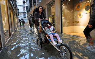 歷史古都威尼斯 大半淹在水裡