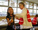 一名摩顿少女在接受H1N1疫苗接种后，竖起大姆指，鼓励自己。(摄影:文蕾/大纪元)