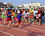 南县市27校在瀛海中学举办的台江杯大队接力赛中，体验该校刚启用的奥运级跑道。（瀛海中学提供）