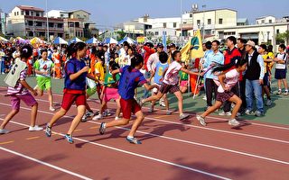 南縣市27校在瀛海中學舉辦的台江盃大隊接力賽中，體驗該校剛啟用的奧運級跑道。（瀛海中學提供）