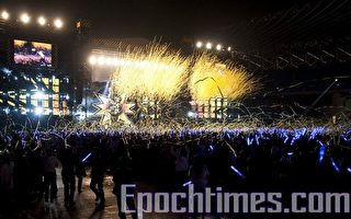 组图：五月天高雄开唱   场面盛大5万粉丝创纪录