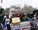 12月6日﹐約1,500民眾集會抗議在曼哈頓下城審判9/11恐怖嫌犯。（攝影﹕黎新/大紀元）