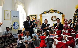 慈善外交　台裔慈善家贈聖露西亞耶誕玩具