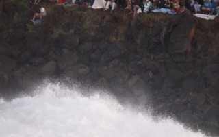 组图:夏威夷难得巨浪  民众涌向海滩