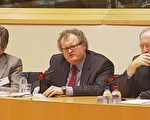 立陶宛的哲学及历史学家奥尼达斯‧丹思基斯教授（Leonidas DONSKIS）在欧洲议会举办的“知识分子无疆界”研讨会上讲话（新唐人）