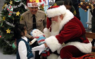 洛縣警長為東洛杉磯兒童帶來聖誕禮物