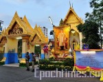 載泰國隨處可見泰國國旗和泰王巨幅彩色畫像（大紀元）