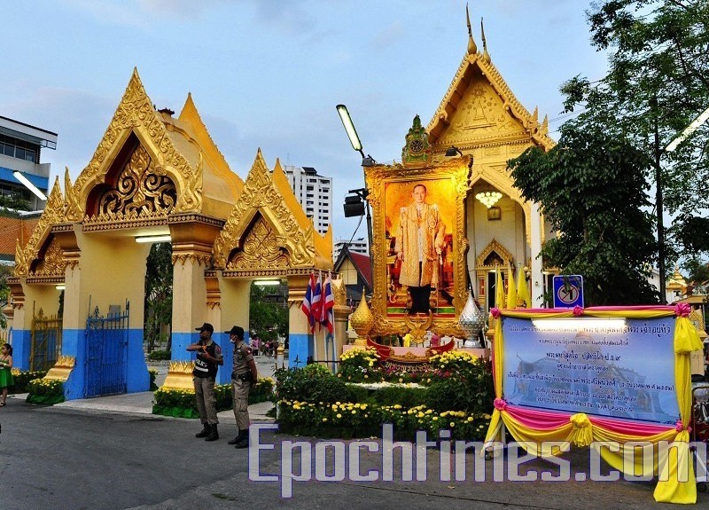 载泰国随处可见泰国国旗和泰王巨幅彩色画像（大纪元）