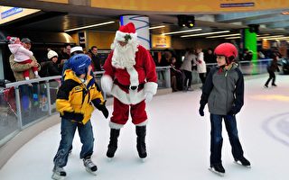 聖誕老人與民共滑冰