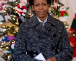 美国第一夫人扮圣诞老人 代表白宫捐赠玩具