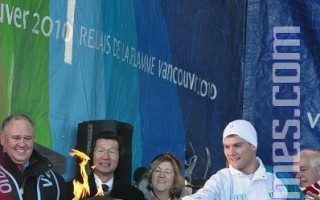 图：12月17日，加拿大著名冰球队员霍奇森（Cody Hodgson）将2010温哥华冬季奥运会火炬传递至大多市第一个社区庆祝场所--万锦市 Civic Centre，并点燃火炬盆（摄影：Gordon Yu/大纪元）