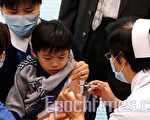 昨日不少家长一早就带同子女到西环学生健康服务中心注射疫苗。（摄影：潘在殊/大纪元）