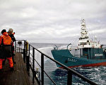 2009年12月22日，日本魚研究船昭南丸二號（Shonan Maru）（R）與反捕鯨組織「海上牧羊人」史蒂夫．厄文號（Stgeve Irwin）（左）在海上發生了一場衝突（圖：AFP ）