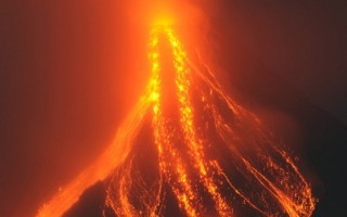 菲律宾马荣火山喷发岩浆